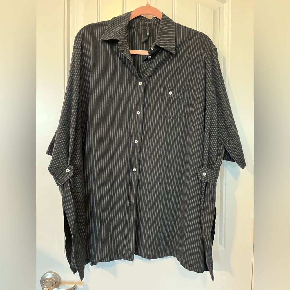 IC by Connie K Artsy UNIQUE fashion forward split side seem short sleeve swing